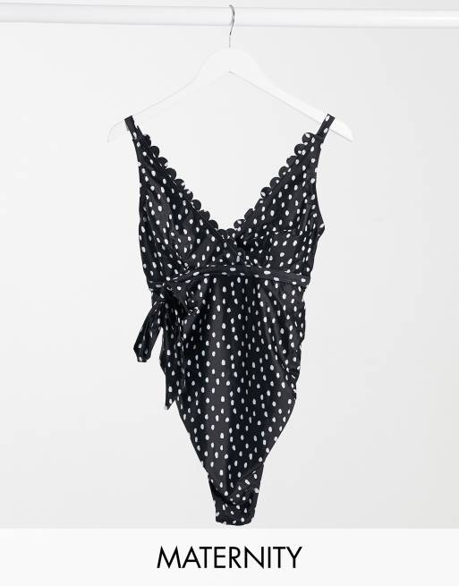 Exclusivité ASOS - Peek & Beau Maternity - Maillot 1 pièce festonné à pois