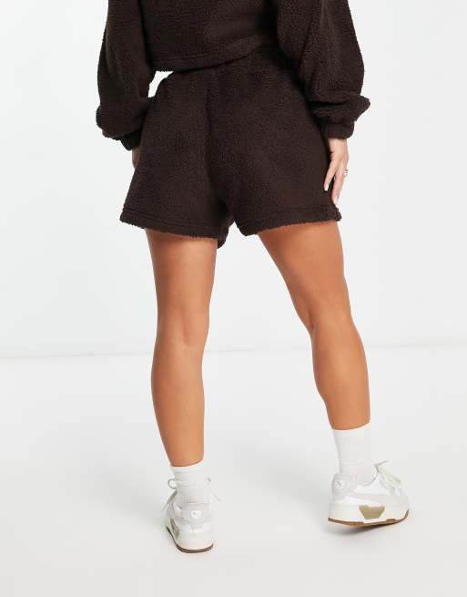 Exclusivité ASOS - Puma Classics - Cosy Club - Short imitation peau de mouton - Chocolat foncé, 2 de 4