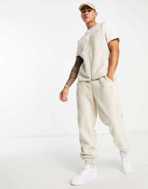 Exclusivité ASOS - Puma Classics - Pantalon de jogging en imitation peau de mouton - Grège