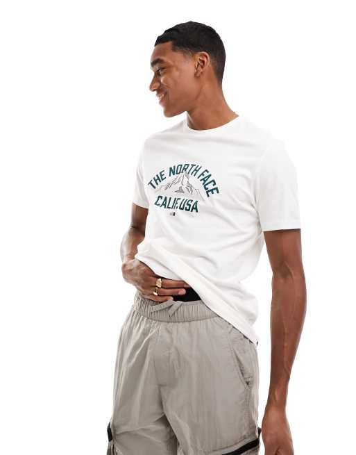 Exclusivité ASOS - The North Face - T-shirt à imprimé montagne style universitaire sur le devant - Blanc cassé