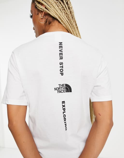 Exclusivité ASOS - The North Face - T-shirt coupe boyfriend à logo vertical - Blanc
