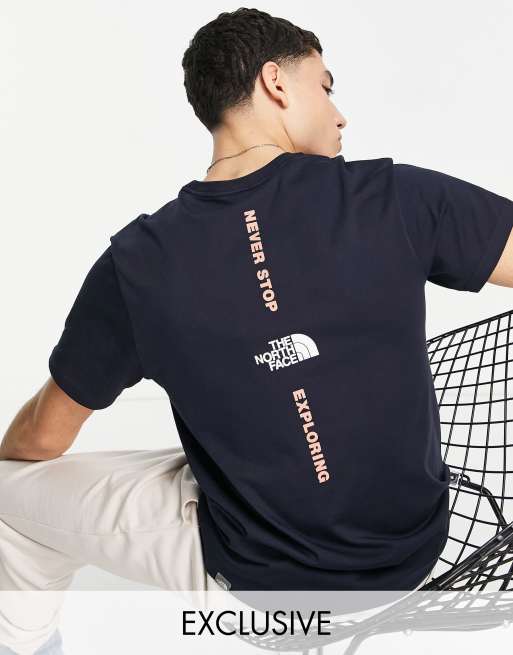 Exclusivité ASOS - The North Face - Vertical NSE - T-shirt - Bleu marine