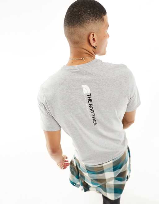 Exclusivité ASOS - The North Face - Vertical NSE - T-shirt imprimé au dos - Gris