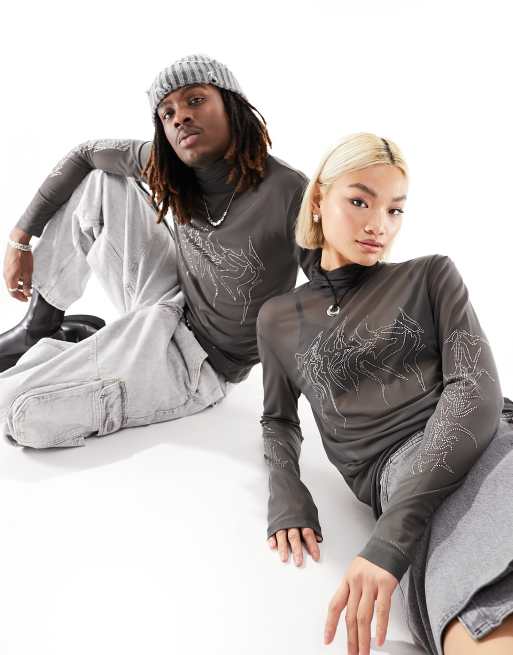 Exclusivité ASOS - Weekday - T-shirt unisexe à col montant et manches longues en tulle avec motif graphique à strass - Anthracite