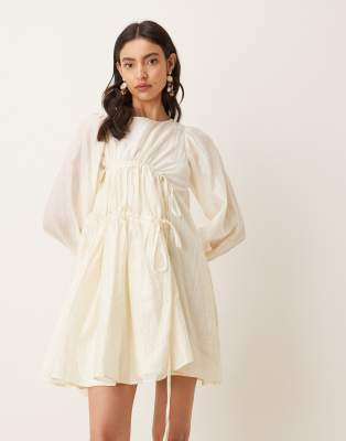 Exclusivité - Ghospell - Robe courte à manches froncées avec liens noués et fronces - Crème-Blanc