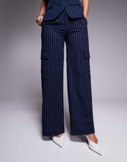 Exclusivité - In The Style x Natalya Wright - Pantalon d'ensemble ample et ajusté avec poches et fines rayures - Bleu marine