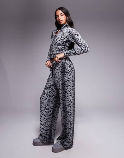 Exclusivité Juicy Couture x ASOS - Pantalon de survêtement d'ensemble à motif guépard ton sur ton - Noir - view 1