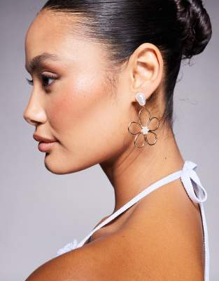 Exclusivité - Kaiia - Boucles d'oreilles avec perle nacrée et pendant fleur oversize - Doré