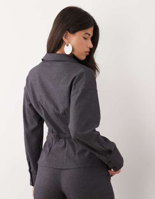 Exclusivité - Kaiia - Chemise d'ensemble ajustée en tissu stretch avec taille cintrée et surpiqûres - Anthracite, 2 de 4