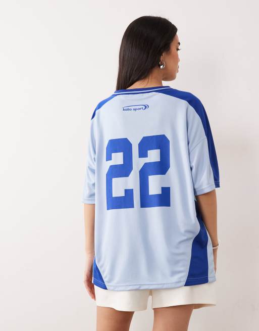 Exclusivité - Kaiia - Maillot de football oversize avec col V - Bleu pastel/bleu de cobalt, 3 de 4