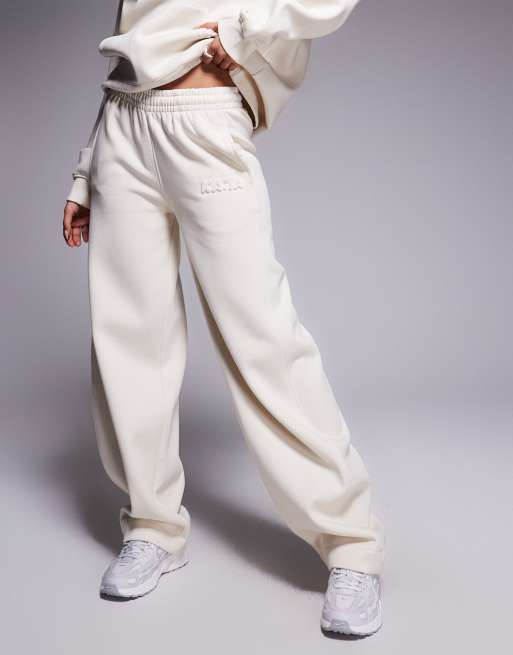 Exclusivité - Kaiia - Pantalon de jogging d'ensemble large en coton majoritaire avec logo en relief - Lait d'avoine  , 2 de 5