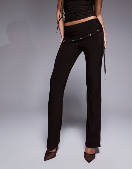 Exclusivité - Kaiia - Pantalon d'ensemble près du corps double épaisseur avec taille froncée et rabat à œillets - Chocolat, 2 de 5