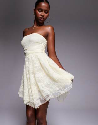Exclusivité - Kaiia - Robe bandeau près du corps double épaisseur en dentelle avec ourlet asymétrique à volants - Citron - view 1