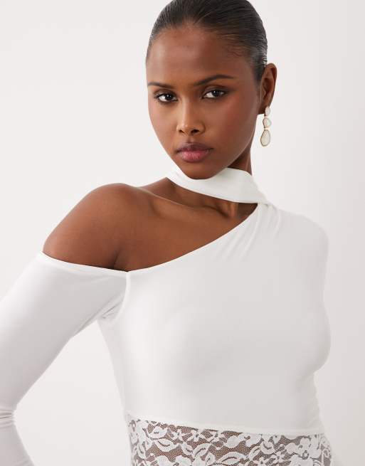 Exclusivité - Kaiia - Robe longue asymétrique près du corps avec détails en dentelle - Crème, 2 de 4