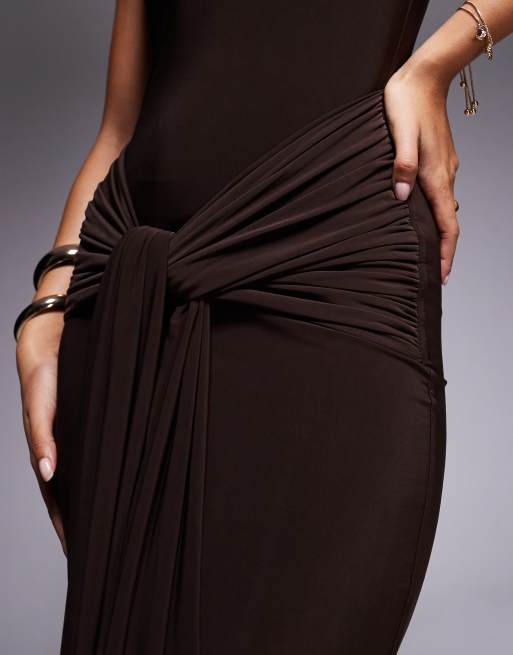 Exclusivité - Kaiia - Robe longue double épaisseur près du corps nouée devant avec encolure dégagée et détail drapé - Chocolat, 3 de 4