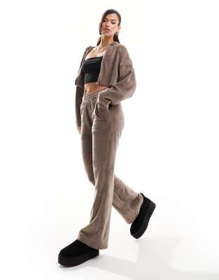 Exclusivité - Kaiia - Studio - Pantalon de jogging d'ensemble évasé en tissu-éponge à logo - Marron  