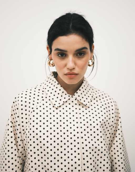 Exclusivité - Kaiia - Ensemble veste technique à taille cintrée avec col et cordon de serrage et mini-jupe - Crème et noir à pois, 3 de 3