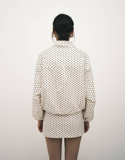 Exclusivité - Kaiia - Veste d'ensemble boutonnée en tissu technique à pois avec col et cordon de serrage - Crème et noir, 3 de 4