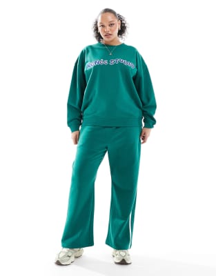Exclusivité - Renée Studio - Ensemble sweat-shirt oversize à motif et pantalon de jogging - Vert - view 1