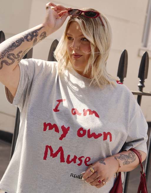  Exclusivité - Renée Studio Plus x Holly Wynne - T-shirt à inscription « I Am My Own Muse » - Gris  , 4 de 5