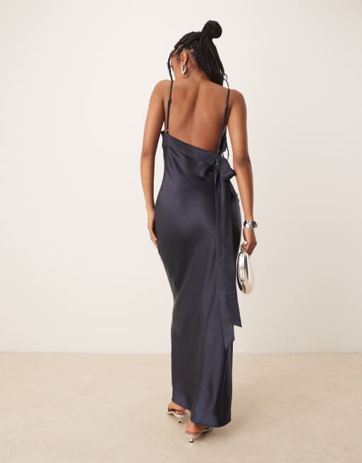 Exclusivité - SNDYS - Robe longue en satin à décolleté en V et liens au dos - Bleu marine, 2 de 4