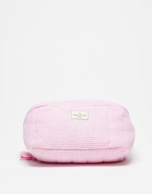 Exclusivité The Flat Lay Co. x ASOS - Marshmallow - Trousse de maquillage plate en tissu gaufré - Rose
