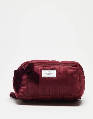 Exclusivité The Flat Lay Co. x ASOS - Marshmallow - Trousse de toilette en velours avec détail naud - Bordeaux-Rouge