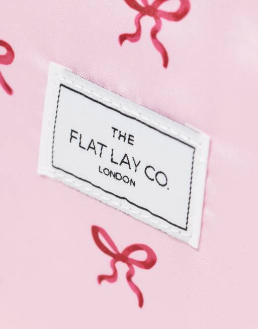 Exclusivité The Flat Lay Co. x ASOS - Pochette de maquillage avec imprimé nœuds - Rose, 4 de 4