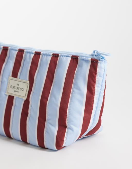 Exclusivité The Flat Lay Co. x ASOS - Pochette de maquillage basique à rayures - Bordeaux et bleu, 3 de 3