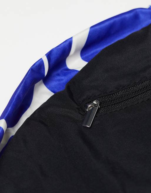 Exclusivité The Flat Lay Co. X ASOS - Trousse à maquillage avec cordon de serrage - Bleu Santorini, 4 de 4