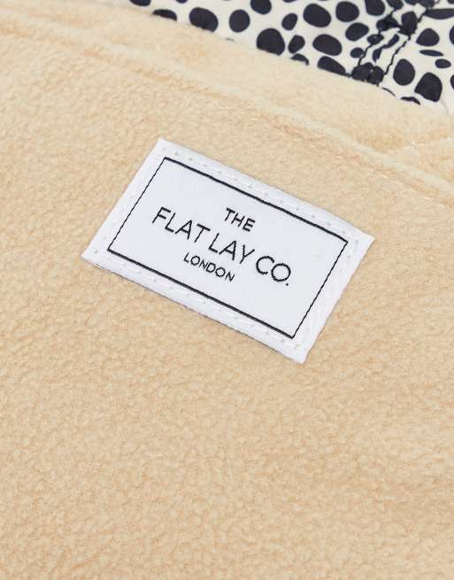 Exclusivite The Flat Lay Co. X ASOS Trousse a maquillage avec cordon de serrage imitation peau de mouton a motif guepard Beige