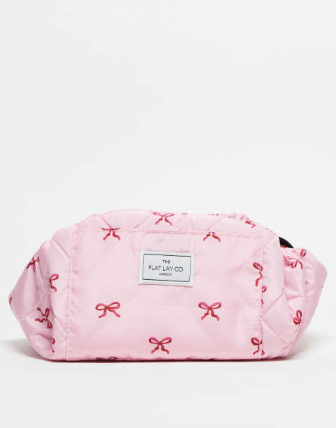 Exclusivité The Flat Lay Co. x ASOS - Trousse de maquillage avec cordon de serrage - Rose avec nœuds - view 1