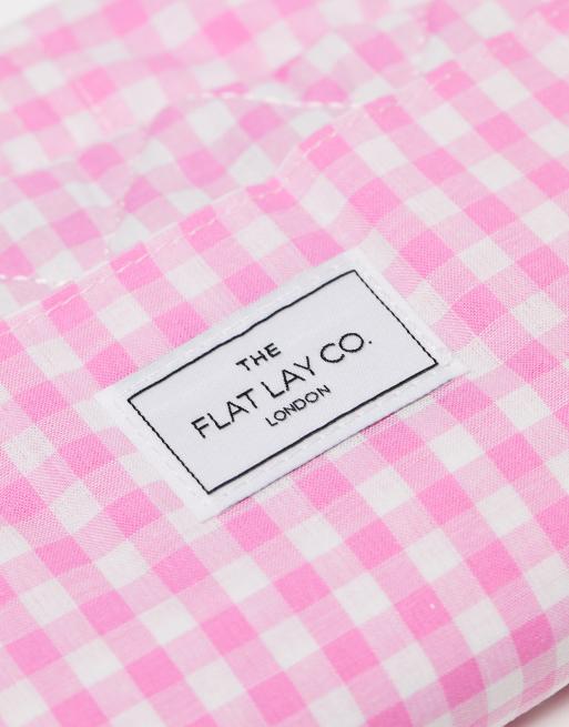 Exclusivité The Flat Lay Co. x ASOS - Trousse de maquillage avec cordon de serrage - Vichy rose, 2 de 4