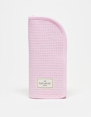 Exclusivité The Flat Lay Co. x ASOS - Trousse verticale pour pinceaux à maquillage en tissu gaufré - Rose