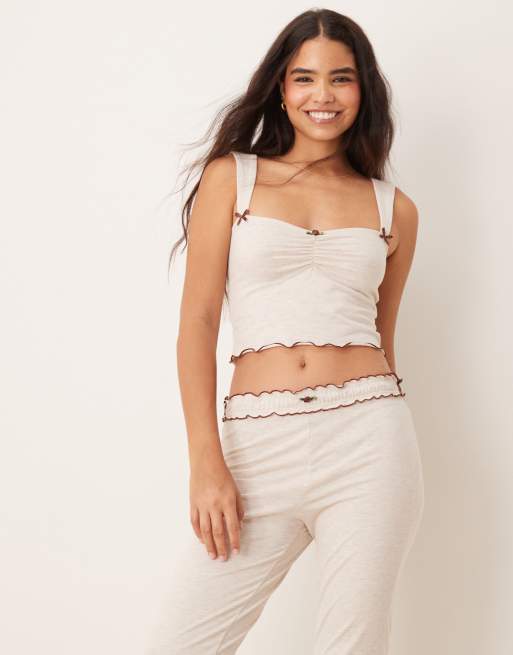 Exclusivité - The Frolic - Crop top de pyjama d'ensemble avec buste froncé et bords contrastants ondulés - Grège chiné