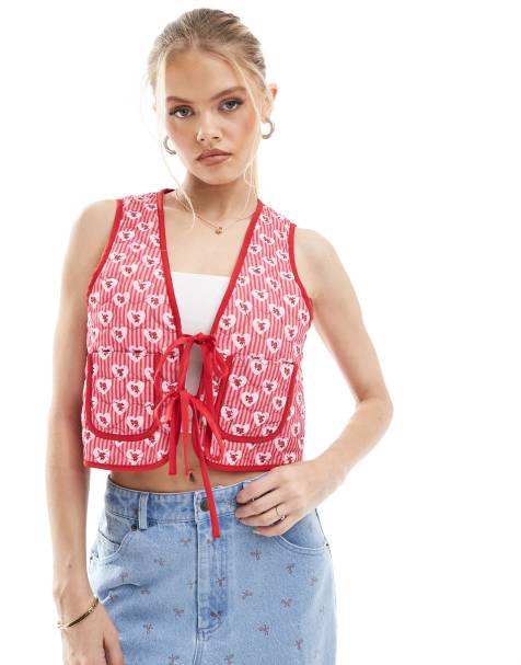 Exclusivité - The Frolic - Gilet de costume réversible noué devant à matelassage en cœur avec motif à rayures et imprimé fleurs - Rouge - view 1