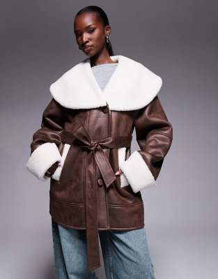 Exclusivité - The Frolic - Manteau à ceinture imitation shearling et imitation peau de mouton crème contrastante - Marron-Brown