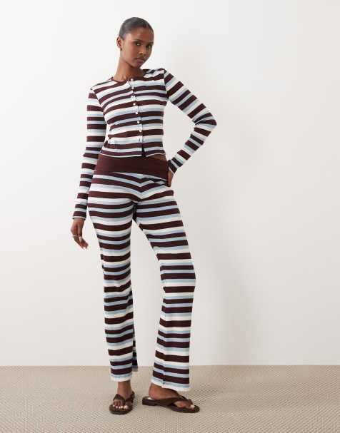 Exclusivité - The Frolic - Pantalon d'ensemble évasé en tissu côtelé rayé à taille rabattue - Bleu et chocolat - view 1