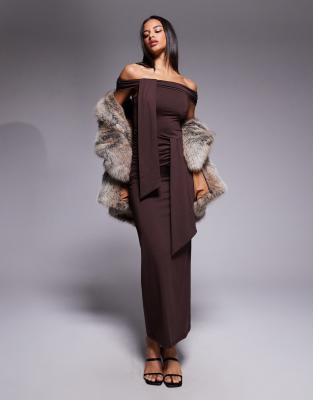 Exclusivité - The Frolic - Robe longue près du corps à détail drapé et encolure Bardot - Chocolat-Brown