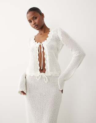 Exclusivité - The Frolic - Top de plage d'ensemble ouvert sur l'avant en crochet ajouré de coton mélangé avec bords festonnés et détails noués - Crème-Blanc