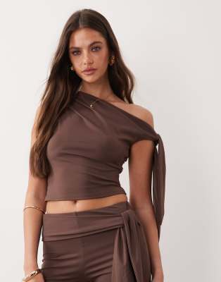 Exclusivité - - Top d'ensemble près du corps avec détail drapé sur le côté et encolure asymétrique - Chocolat-Blanc 38