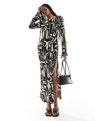 Extro & Vert plisse maxi dress in abstract print
