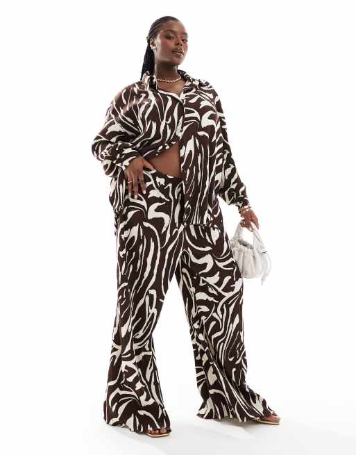 Extro & Vert - Plus - Broek van plissé met abstracte print in bruin en crème, deel van co-ord set