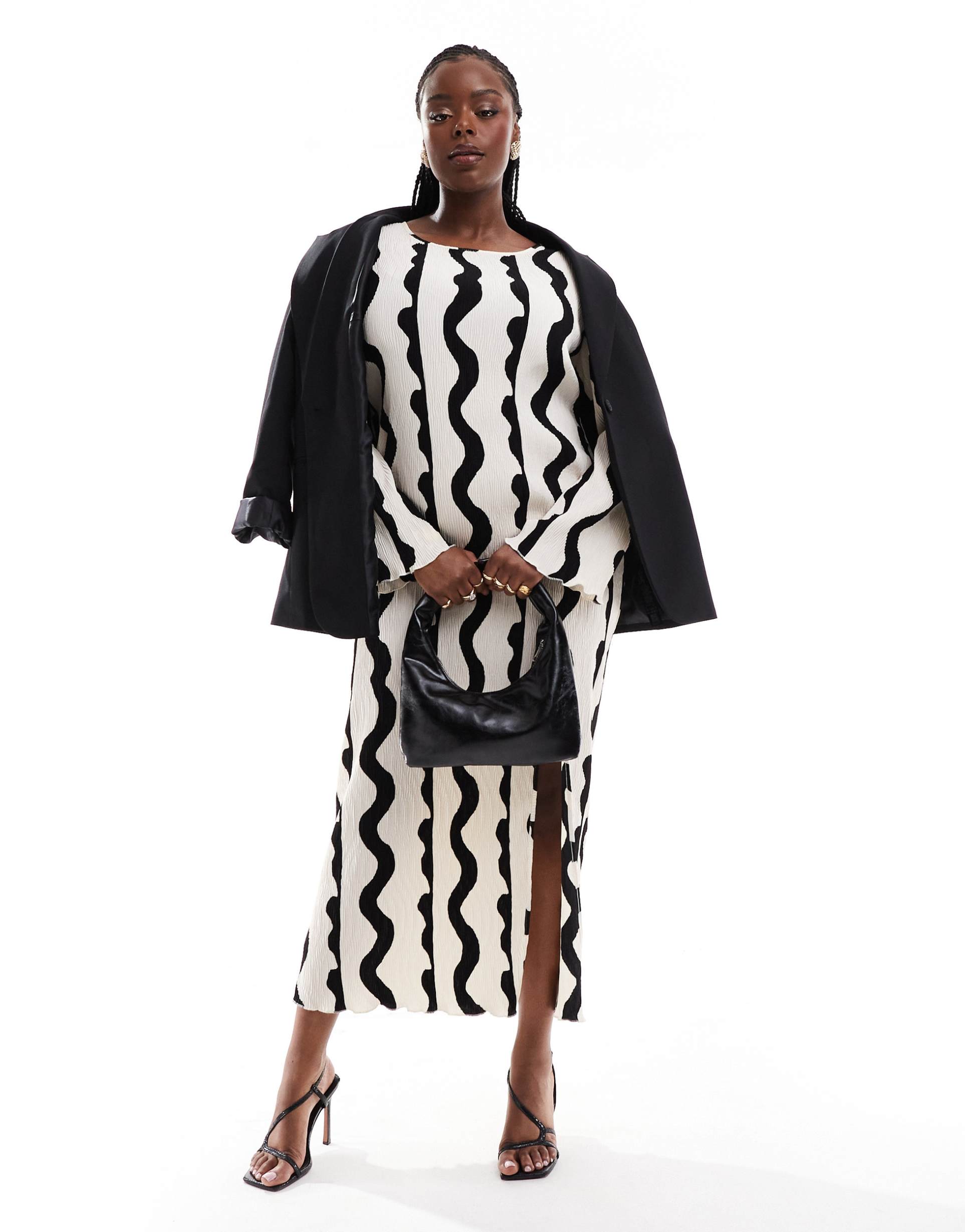 extro & vert plus plisse maxi dress in black and cream contrast print