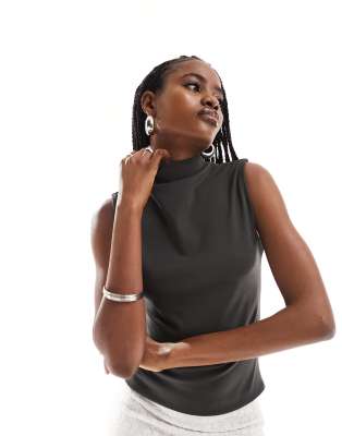 Extro & Vert Extro & Vert top with slash neck in grey