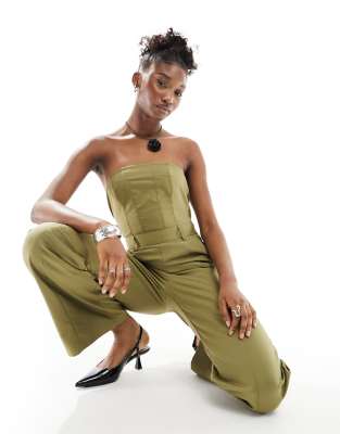 Extro & Vert - Trägerloser Jumpsuit in Khaki mit weitem Bein-Grün