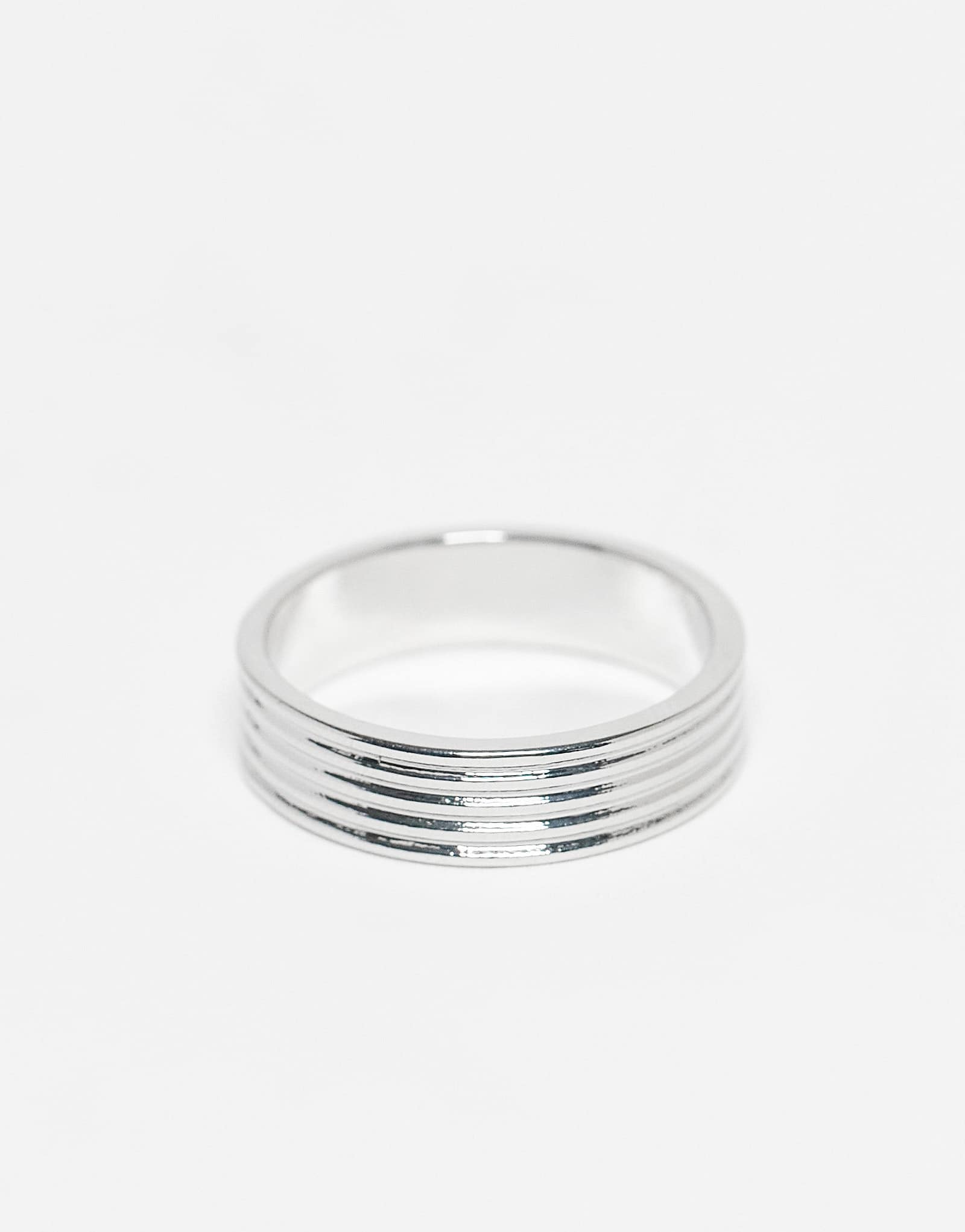 Серебряное кольцо с выцветшей грядущей полосой с ребрами