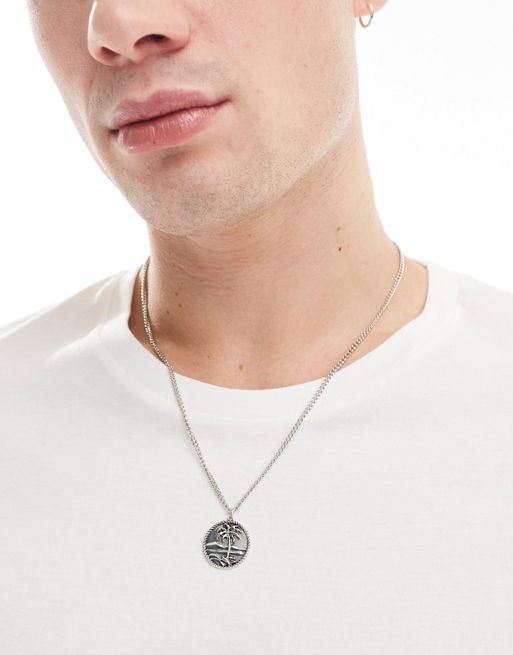 Faded Future – Silberfarbene Halskette mit Palmenmotiv-Anhänger in Münzoptik