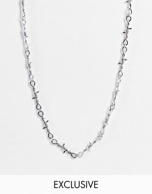 Faded Future – Silverfärgat halsband med taggtrådsdesign