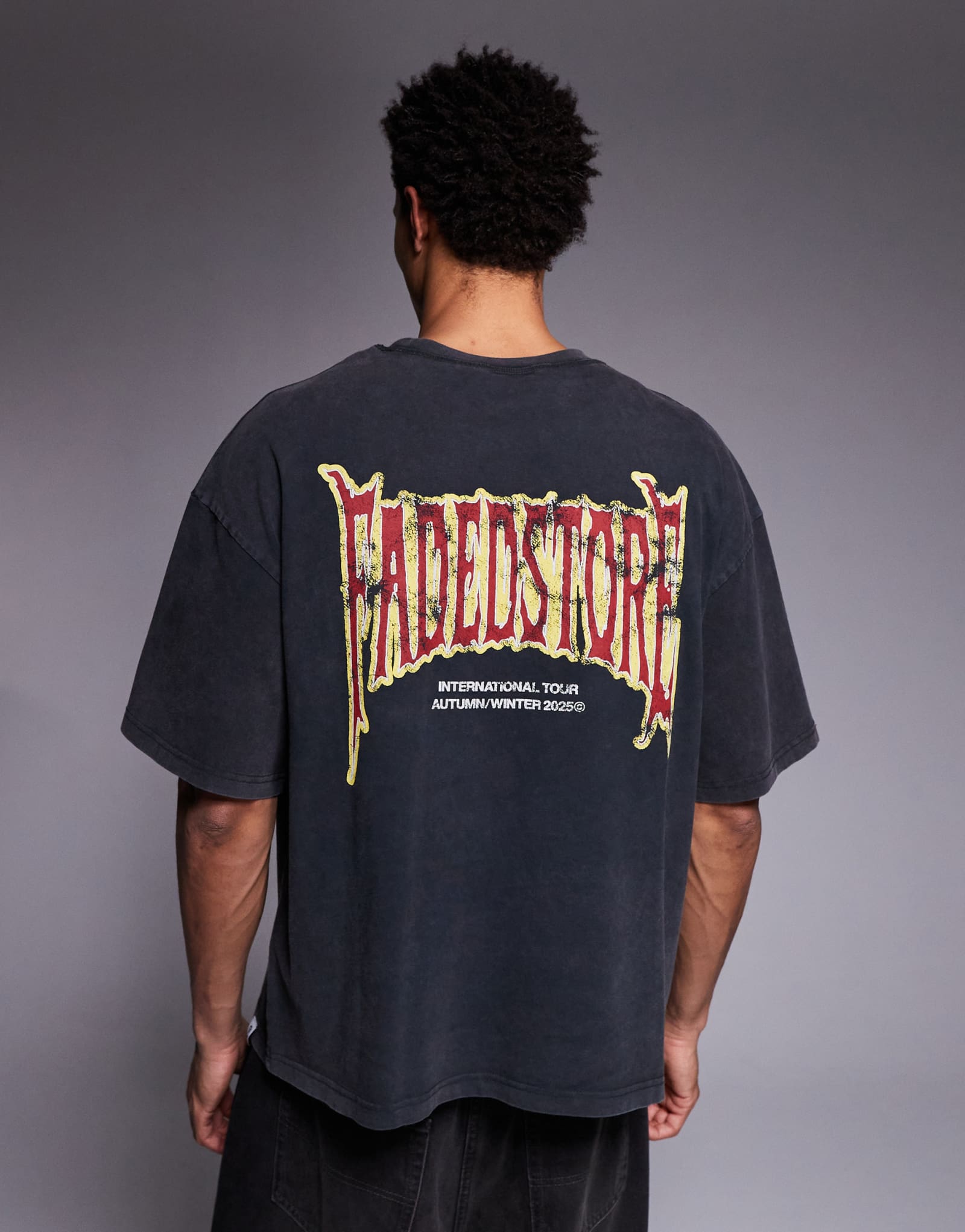 Укороченная футболка черного цвета с выцветшим магазинным принтом blackletter